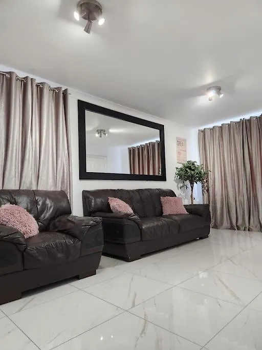Apartment Luxurious 2 Bedroom House With Garden And Free Parking Thamesmead