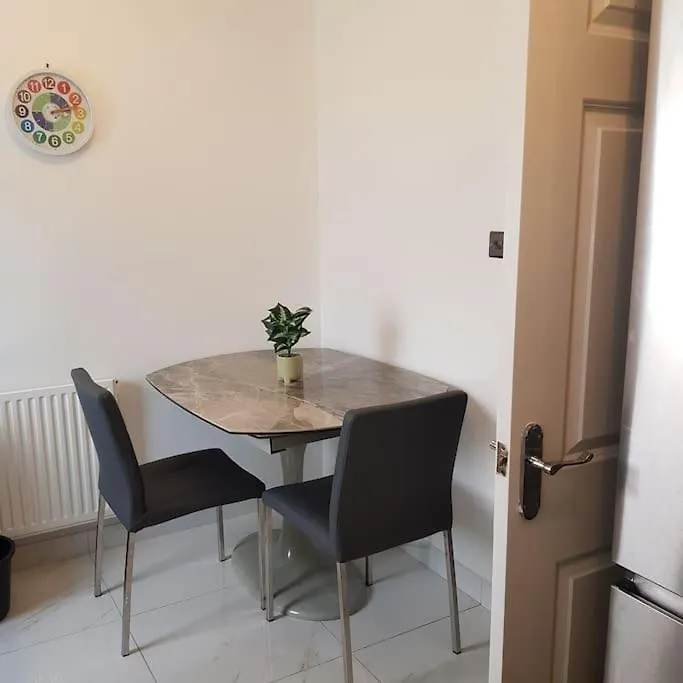 Apartment Luxurious 2 Bedroom House With Garden And Free Parking Thamesmead