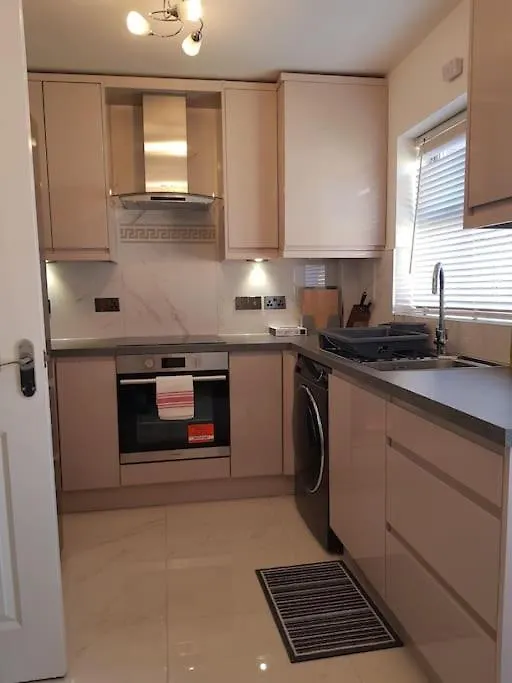 Apartment Luxurious 2 Bedroom House With Garden And Free Parking Thamesmead