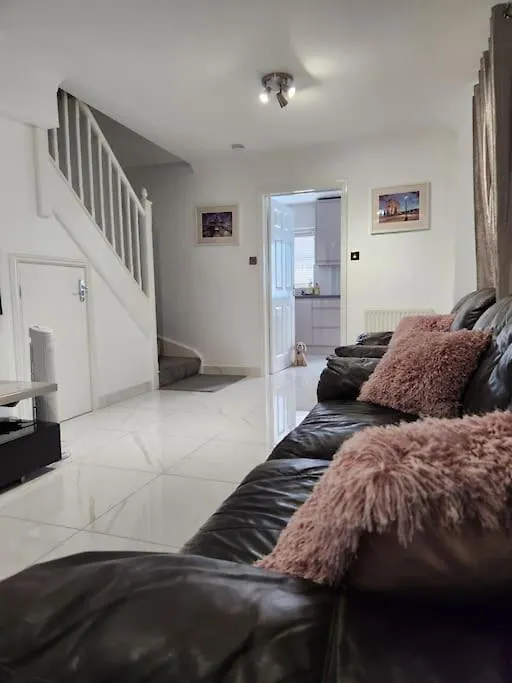 Luxurious 2 Bedroom House With Garden And Free Parking location