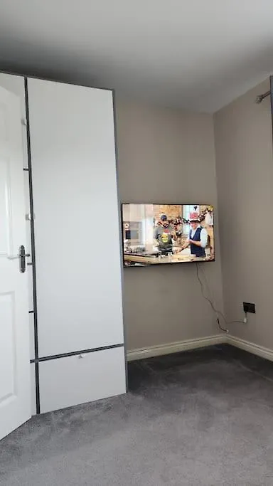 Luxurious 2 Bedroom House With Garden And Free Parking Thamesmead  Apartment
