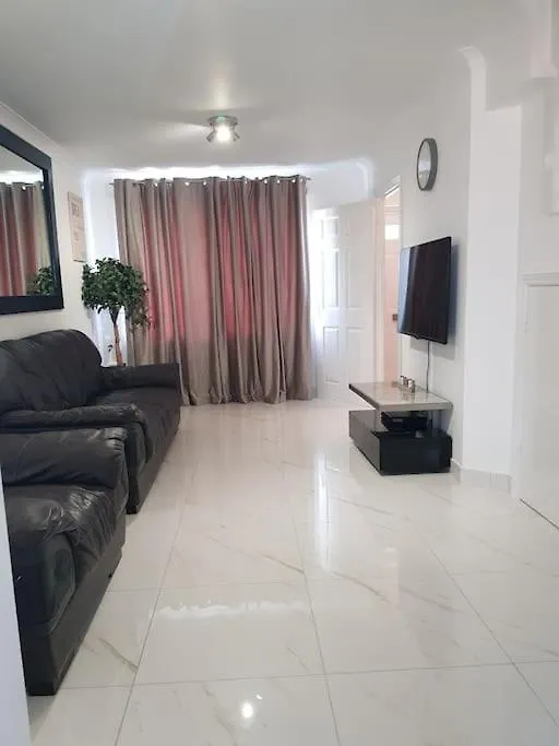 Luxurious 2 Bedroom House With Garden And Free Parking Thamesmead  0*, Thamesmead (Greater London) United Kingdom