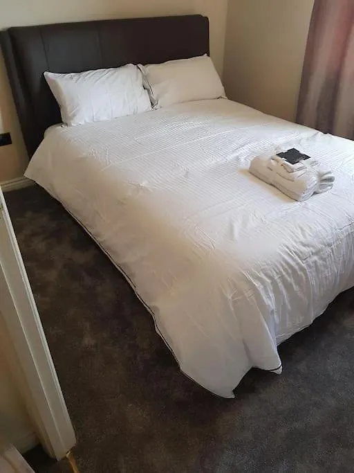 Luxurious 2 Bedroom House With Garden And Free Parking Thamesmead  0*, Thamesmead (Greater London)