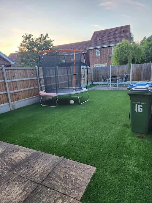 Luxurious 2 Bedroom House With Garden And Free Parking Thamesmead  Apartment