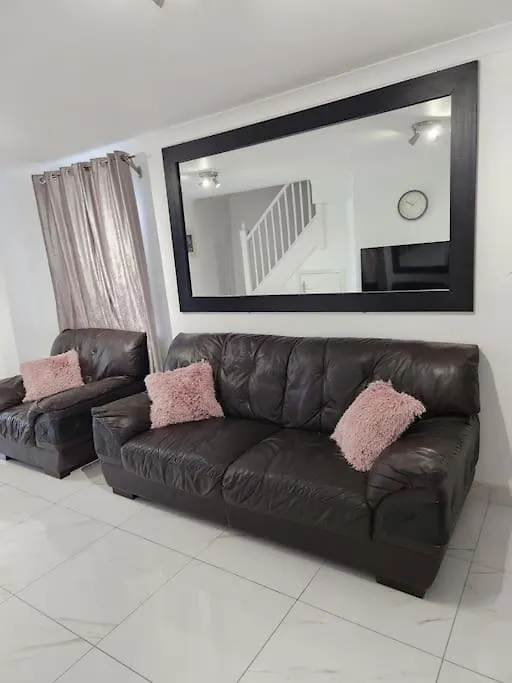 Luxurious 2 Bedroom House With Garden And Free Parking Thamesmead  Apartment